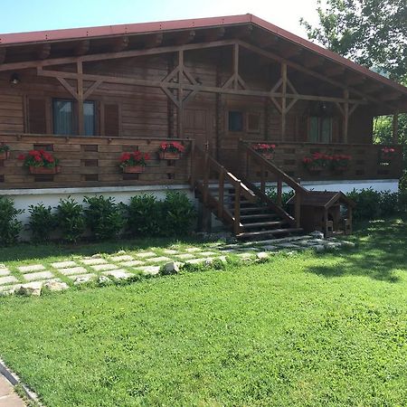 Saracinesco Chalet Dei Parchi Bed & Breakfast エクステリア 写真