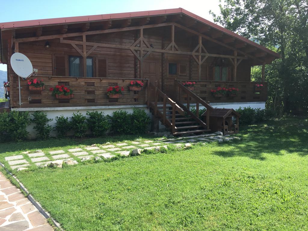Saracinesco Chalet Dei Parchi Bed & Breakfast エクステリア 写真